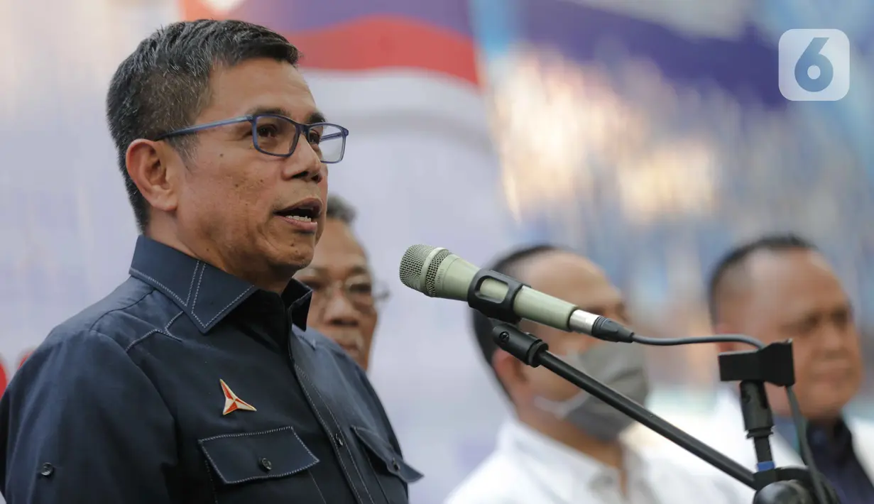 Sekjen DPP Partai Demokrat, Hinca Panjaitan memberikan keterangan penyelenggaraan Kongres ke-V di DPP Demokrat, Jakarta, Jumat (13/3/2020). Demokrat mendapatkan izin dari Pemprov DKI untuk menggelar kongres V di JCC Senayan, pada 15 Maret 2020 di tengah wabah COVID-19. (Liputan6.com/Faizal Fanani)
