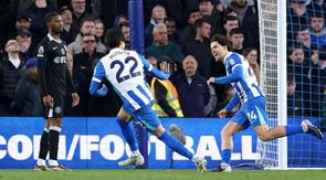 Pemain Brighton and Hove Albion, Ferdi Kadioglu (kanan), merayakan gol yang dicetaknya ke gawang Chelsea dalam laga pekan 34 Premier League 2025/2026 di AMEX Stadium, Rabu (22/4/2026) dini hari WIB. Brighton menang telak 3-0 atas Chelsea dalam pertandingan ini. (Gareth Fuller/PA via AP)