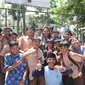 Salah satu delegasi Program Power to You(th) yang berasal dari Ethiopia tengah berforo bersama para siswa di salah satu sekolah di Garut, Jawa Barat. (Liputan6.com/Jayadi Supriadin)