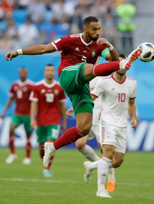 Pemain Maroko Younes Belhanda berusaha mengontrol bola saat bertanding melawan Iran pada grup B Piala Dunia 2018 di St Petersburg Stadium, Rusia, (15/6). Iran menang tipis 1-0 berkat gol bunuh diri Aziz Bouhaddouz. (AP Photo/Darko Vojinovic)