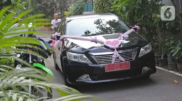 Mobil dinas Pemkot Bekasi yang digunakan untuk mengantarkan pengantin di kawasan Bekasi, Jawa Barat, Sabtu (12/9/2020). Wakil Wali Kota Bekasi menyediakan fasilitas gratis mobil dinas pada hari Sabtu dan Minggu untuk antar jemput pengantin saat pandemi COVID-19. (Liputan6.com/Herman Zakharia)