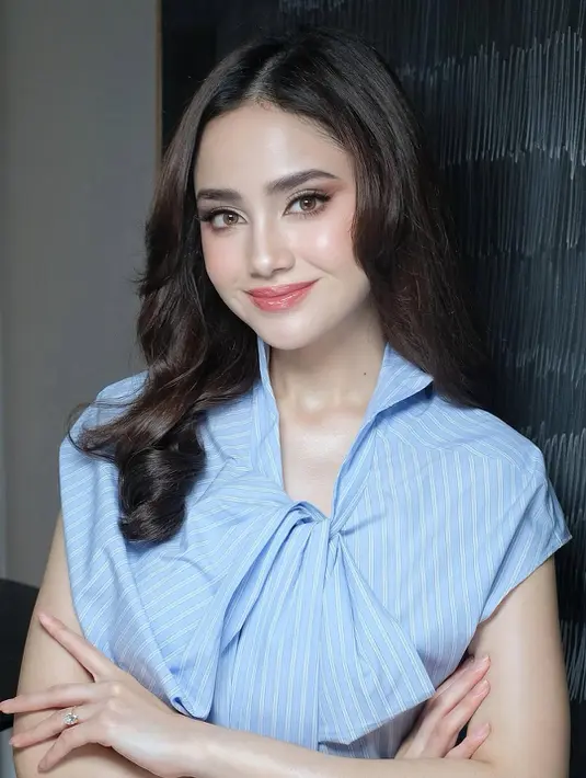 Blush soft pink dan lipstik nude pink jadi penutup sempurna untuk tampilan cantik paripurna Syifa Hadju [@adliacornain]