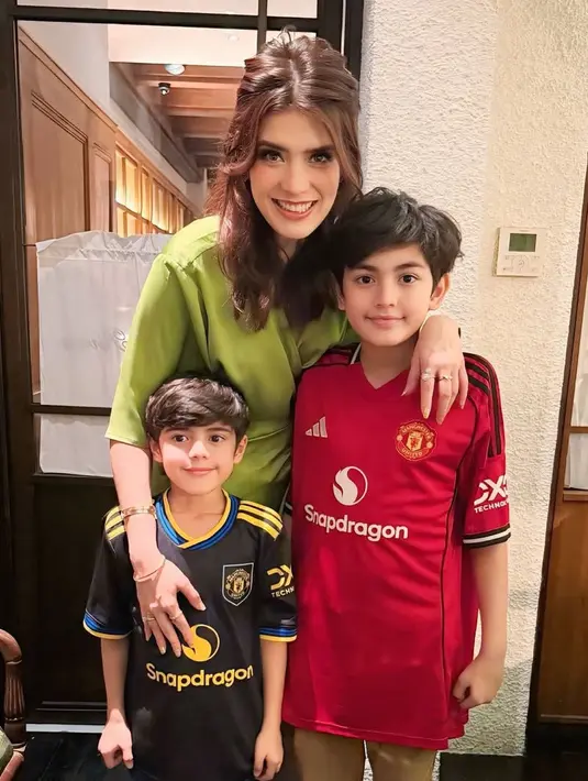 <p>Wajahnya dipulas dengan blush on corak senada dengan lipstiknya. Matanya tampak dibuat dengan riasan sedikit smokey. [@carissa_puteri]</p>