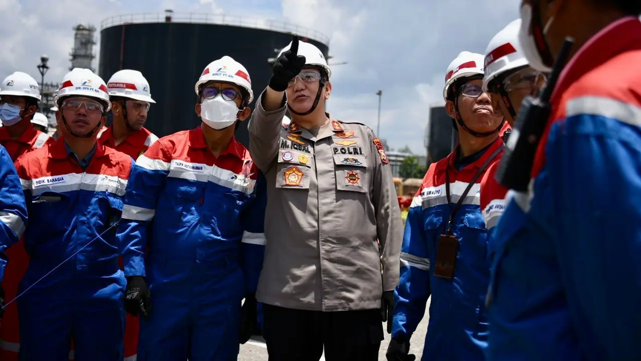 Kapolda Riau Irjen Pol Mohammad Iqbal, mengungkap kilang minyak Pertamina Dumai meledak diduga lantaran kebocoran pipa hidrogen di area pipa Suction Discharge Area.