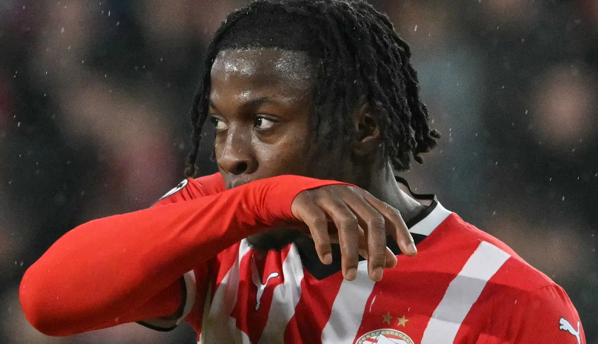Tuan rumah, PSV Eindhoven berhasil meyamakan kedudukan lewat tendangan keras dari luar kotak penalti Johan Bakayoko pada menit ke-35. (NICOLAS TUCAT/AFP)