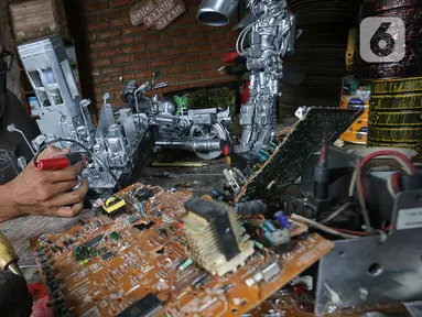 Animator Toto Sihono, membuat produk berupa pajangan dari limbah komponen elektronik di Galeri Artos Griya Asri Pamulang, Tangerang Selatan, Rabu (16/8/2020). Produk dari limbah elektronik yang digeluti sejak tahun 2016 dijual dengan harga Rp250 - 350 ribu perbuah. (Liputan6.com/Fery Pradolo)