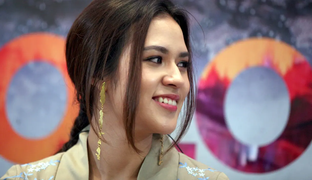 "Lagu tentang girl power banyak banget, tapi belum ada cewek kuat di kelembutannya. Jika dibilang wanita kuat tentu ada Wonder Woman, Xena Warrior Princess," tutur istri Hamish Daud tersebut. (Nurwahyunan/Bintang.com)