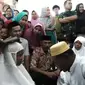 Ramli dan Salmawati saat sumpah Alquran (Fauzan/Liputan6.com)