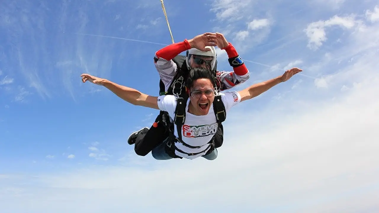 Mischa Chandrawinata Mencoba Sky Dive Dubai 