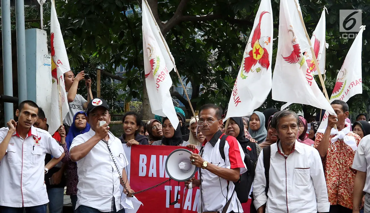 Massa dari Partai Republik menggelar unjuk rasa di depan Gedung Bawaslu RI, Jakarta Pusat, Kamis (8/3). Mereka menuntut agar Bawaslu meloloskan Partai Republik sebagai partai peserta pemilu tahun 2019 mendatang. (Liputan6.com/Johan Tallo)