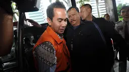 Tubagus Chaeri Wardhana atau Wawan terlihat mengenakan rompi tahanan berwarna oranye saat hendak menjalani pemeriksaan lanjutan di Gedung KPK, Jakarta, Selasa (9/12/2014).  (Liputan6.com/Miftahul Hayat)