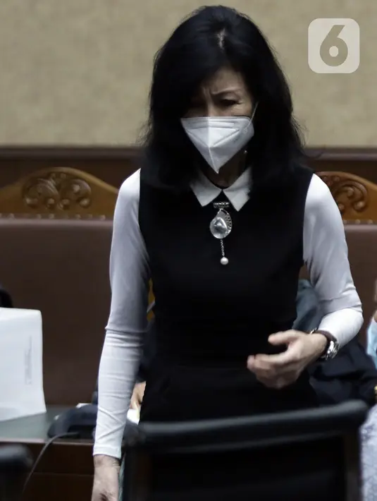 Terdakwa dugaan tindak pidana korupsi pengadaan tanah di Munjul, Jakarta Timur, Anja Runtuwene saat sidang pembacaan tuntutan di Pengadilan Tipikor Jakarta, Kamis (10/2/2022). Anja Runtuwene dituntut pidana penjara selama 5,5 tahun dan denda 500 juta. (Liputan6.com/Helmi Fithriansyah)