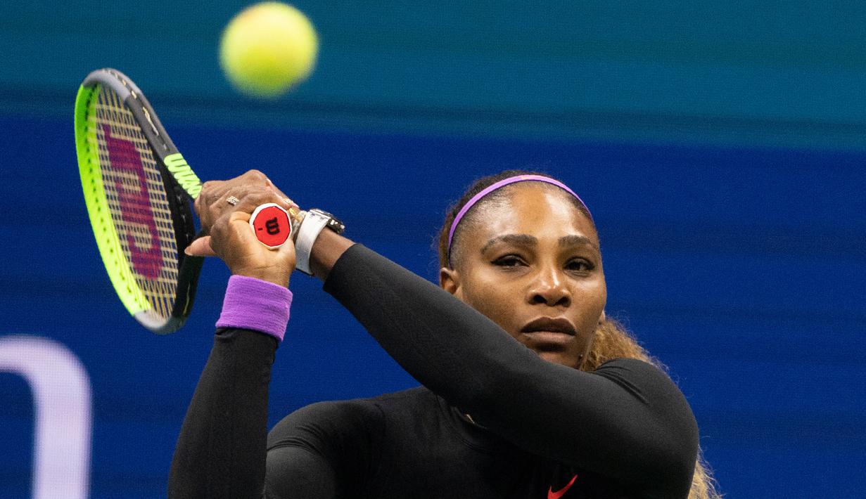 Petenis Amerika Serikat, Serena Williams melakukan servis ke arah petenis China, Wang Qiang pada perempat final AS Terbuka 2019 di USTA Billie Jean King National Tennis Center, Selasa (3/9/2019). Serena Williams melaju ke babak semi final setelah menang 6-1 dan 6-0. (DOMINICK REUTER / AFP)