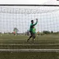 Kiper Timnas Indonesia U-19, Muchamad Aqil Savik saat berlatih di NYTC-PSSI Sawangan, Depok, Jumat (3/3/2017). Latihan ini merupakan seleksi tim oleh pelatih Indra Sjafri. (Bola.com/Nicklas Hanoatubun)