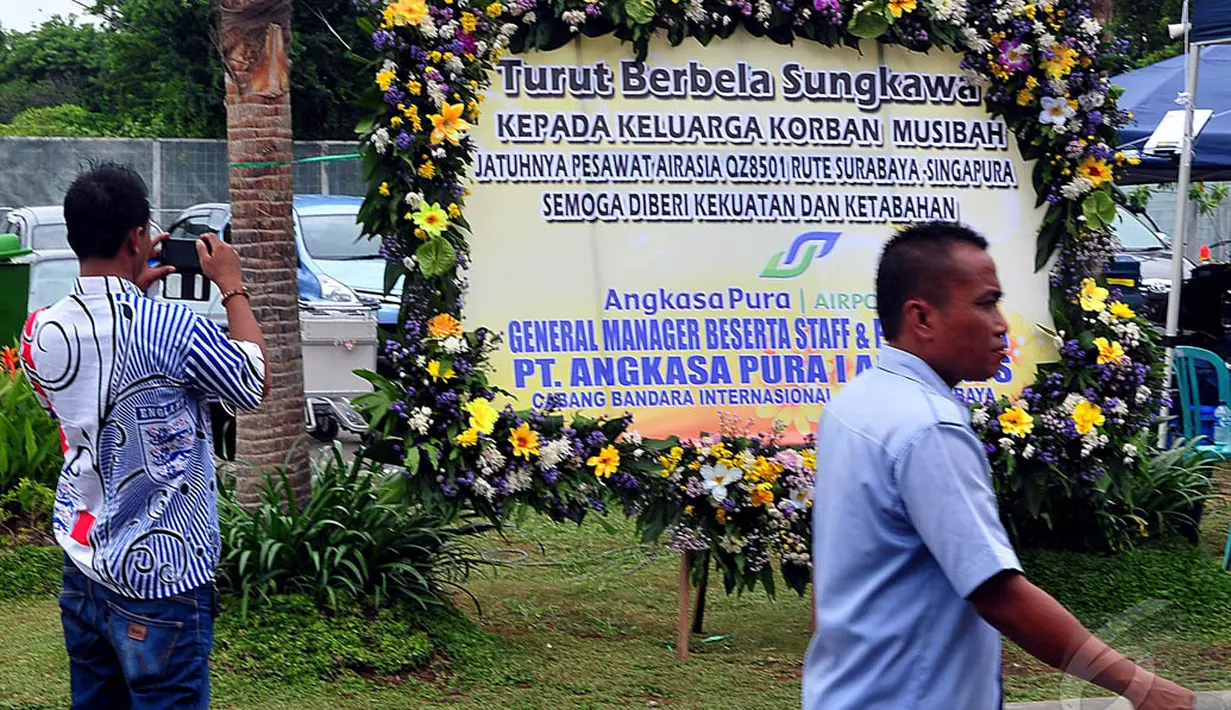 Tampak di lokasi karangan bunga itu datang dari PT Angkasa Pura I Airport, Surabaya, Rabu (31/12). (Liputan6.com/Johan Tallo)