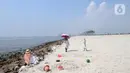 Warga bermain di hamparan pasir putih White Sand Beach, Pantai Indah Kapuk (PIK) 2, Jakarta Utara, Sabtu (5/6/2021). Hamparan pasir putih buatan sepanjang sekitar 4 Km menjadi salah satu destinasi warga Jabotabek untuk berlibur. (merdeka.com/Arie Basuki)