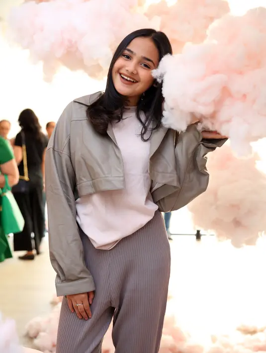 Pasalnya gadis cantik kelahiran 13 Juli 2000 ini kerap membeli kebutuhan fesyen di mall. Ia tak menyangka jika brand lokal tidak kalah bagus dengan brand impor. (Nurwahyunan/Bintang.com)