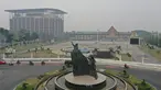 Gambar udara menunjukkan Tugu Zapin ketika kabut asap pekat menyelimuti Pekanbaru, Riau, Minggu (15/9/2019). Menurut BMKG, kualitas udara di wilayah Pekanbaru masih terpantau tidak sehat pada Minggu pagi. (ADEK BERRY/AFP)
