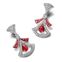 Ia juga tampil dengan anting-anting yang serasi dan beberapa cincin berlian untuk seni sampul. [BVLGARI]