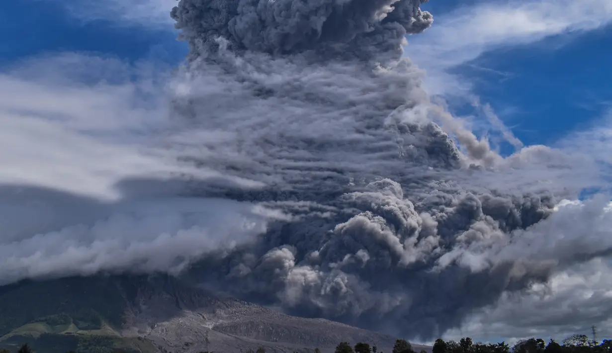 Gunung Sinabung memuntahkan abu di Karo, Sumatra Utara, Senin (10/8/2020).Gunung Sinabung meletus dengan tinggi kolom abu mencapai 5.000 meter di atas puncak gunung atau sekitar 7.460 mdpl. (Xinhua/Sarianto Sembiring)