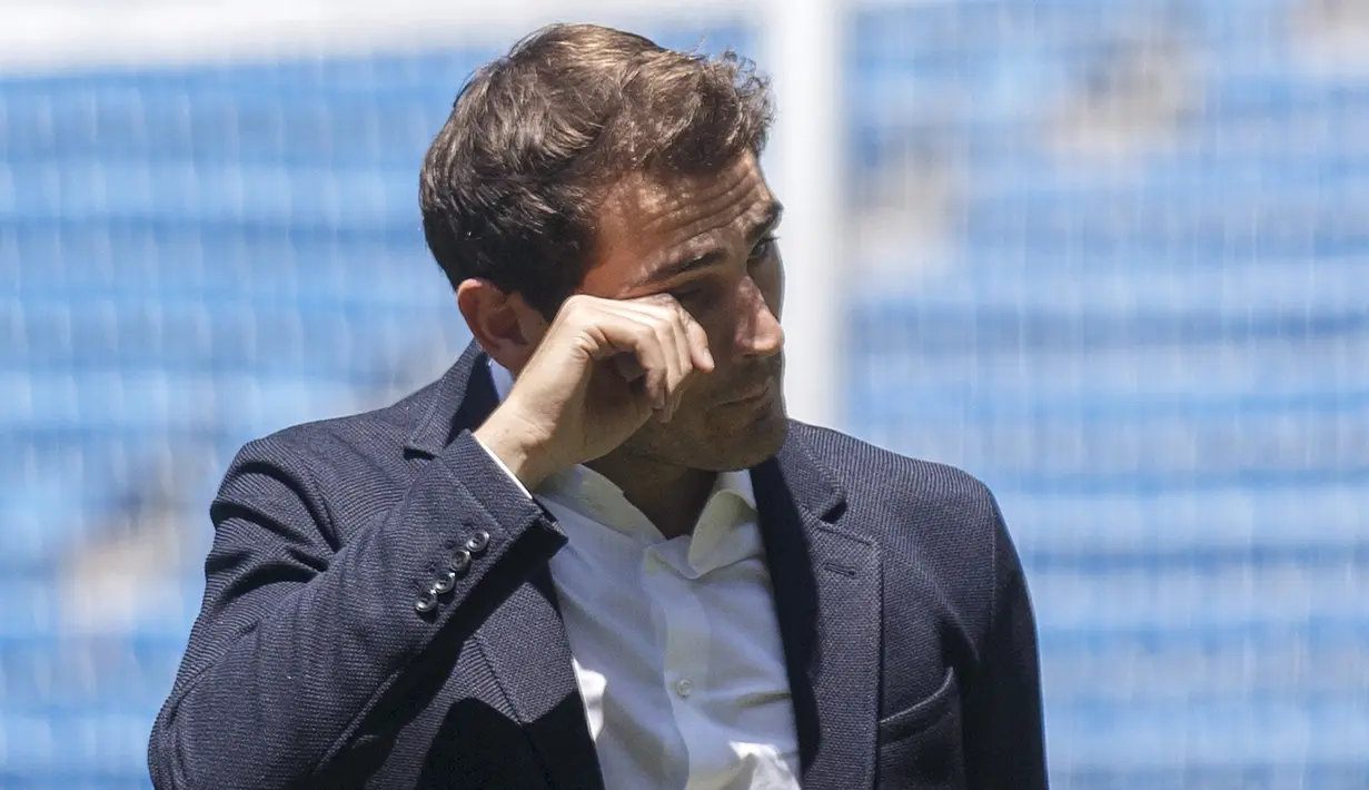 Sang kiper legendaris, Iker Casillas menghapus air matanya saat upacara perpisahannya di Stadion Santiago Bernabeu, Spanyol, Senin (13/7/2015). Real Madrid akhirnya menggelar seremoni kepergian pemain berjuluk Saint Iker itu. (REUTERS/Andrea Comas) 