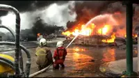 Kebakaran pabrik kimia jenis tinner di Jalan Padat Karya, Kampung Pabuaran, Curug, Kabupaten Tangerang, Kamis (9/6/2022). (Liputan6.com/Pramita Tristiawati)