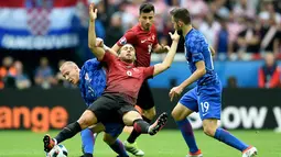 Perebutan boal antara pemain Kroasia dan Turki dalam laga Grup D Piala 2016 di Stadion Parc des Princes, Paris, (12/6/2016). (AFP/Bulent Kilic)