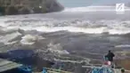 Gelombang tinggi menerjang beberapa bagian pantai pesisir selatan Yogyakarta.