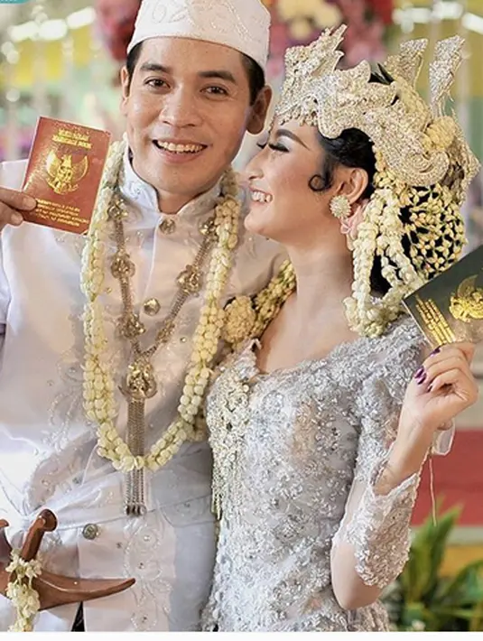 Tidak hanya melalui akun Instagram kedua pasangan tersebut, foto-foto kebahagiaan keduanya juga diunggah melalui akun Instagram sabronfoto yang mendokumantasikan pernikahannya. (dok. Intagram/sabronfoto)