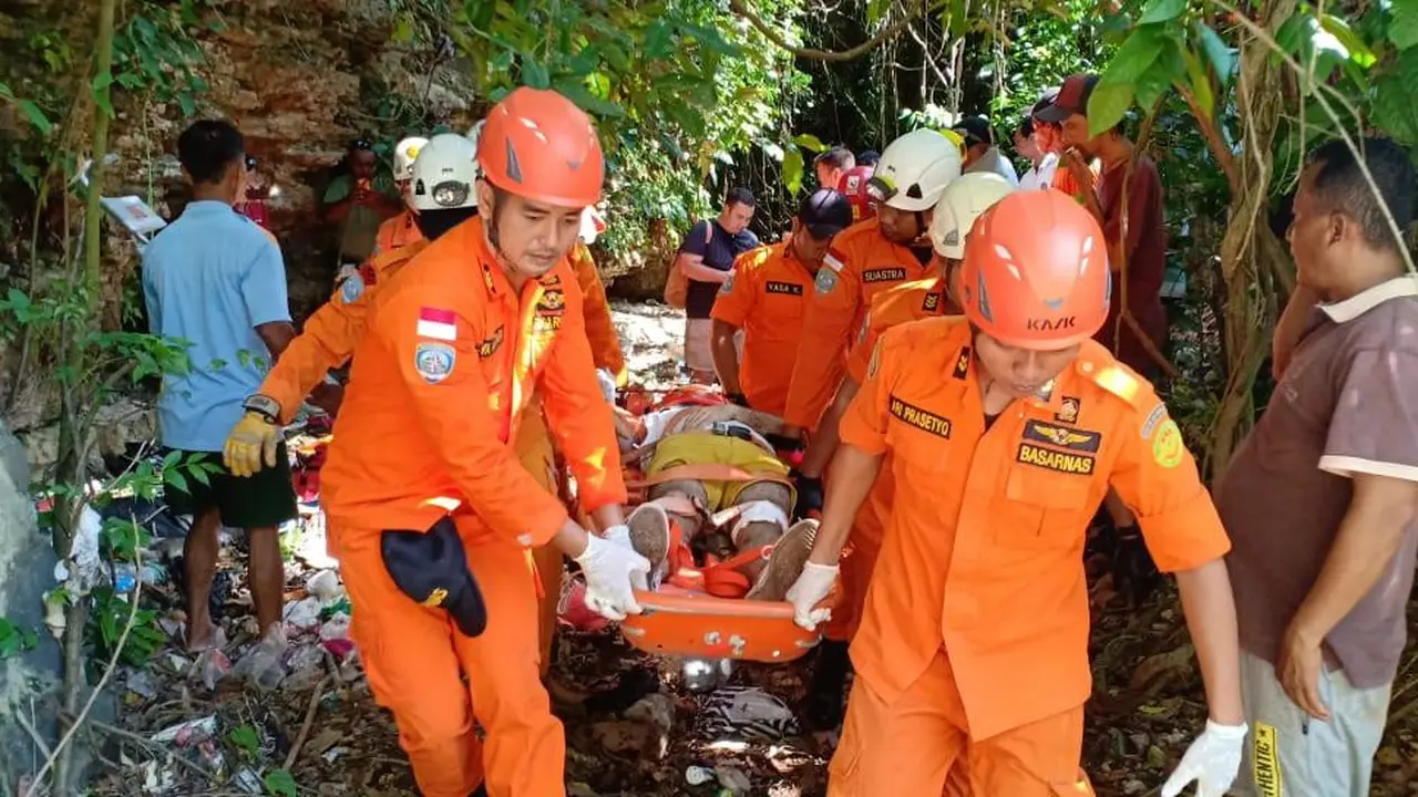 Turis Rusia terjun ke Jurang