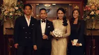 Ia juga tampil menawan mengenakan long dress lengan panjang hitam sambil membawa clutch putihnya. Dilengkapi kalung yang melingkar di lehernya. [@anisha.haikk]