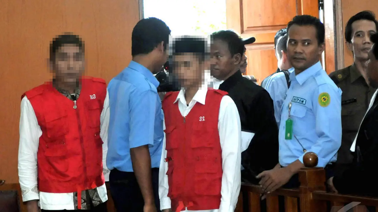 Wajah Tegang Tersangka Pencabulan JIS Saat Akan Disidang