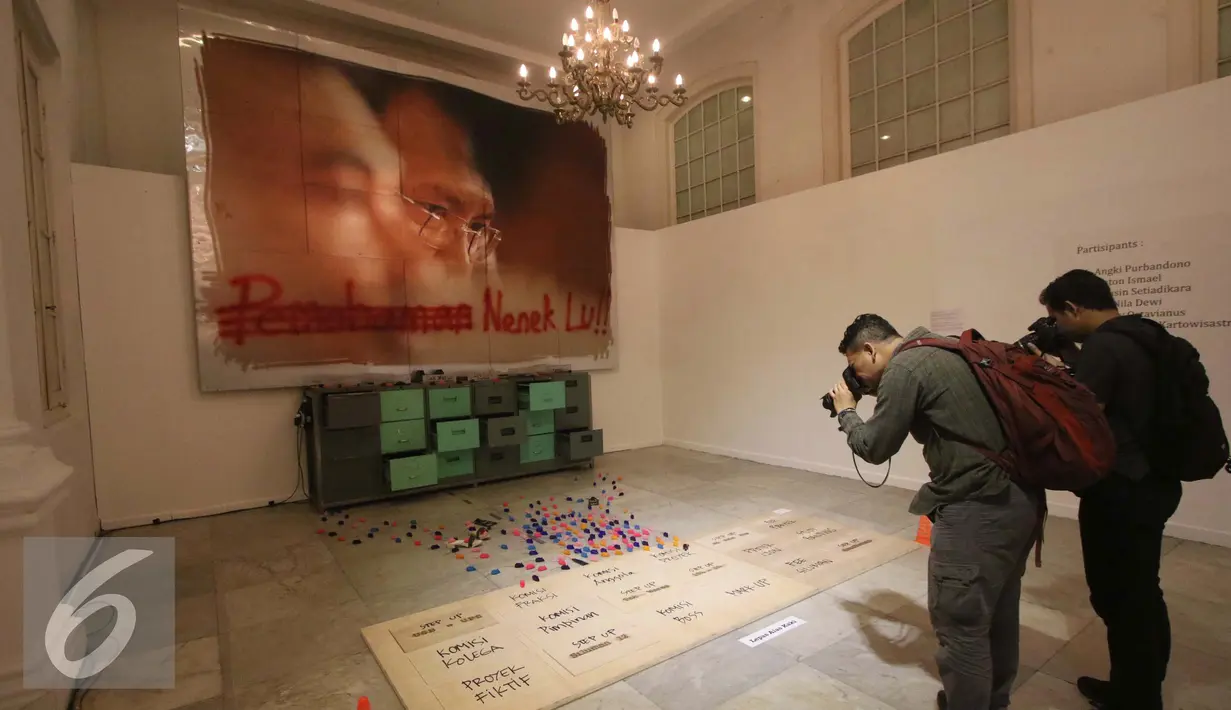 Sejumlah pengunjung mengambil gambar salah satu karya dalam pameran fotografi bertema Abad Fotografi di Galeri Nasional, Jakarta, Selasa (15/11). (Liputan6.com/Gempur M. Surya)