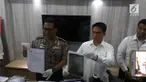 Petugas Subdit Cyber Crime Ditreskrimsus Polda Metro Jaya membekuk dua WNA dan satu WNI pelaku penipuan dengan mencatut nama Presiden Joko Widodo