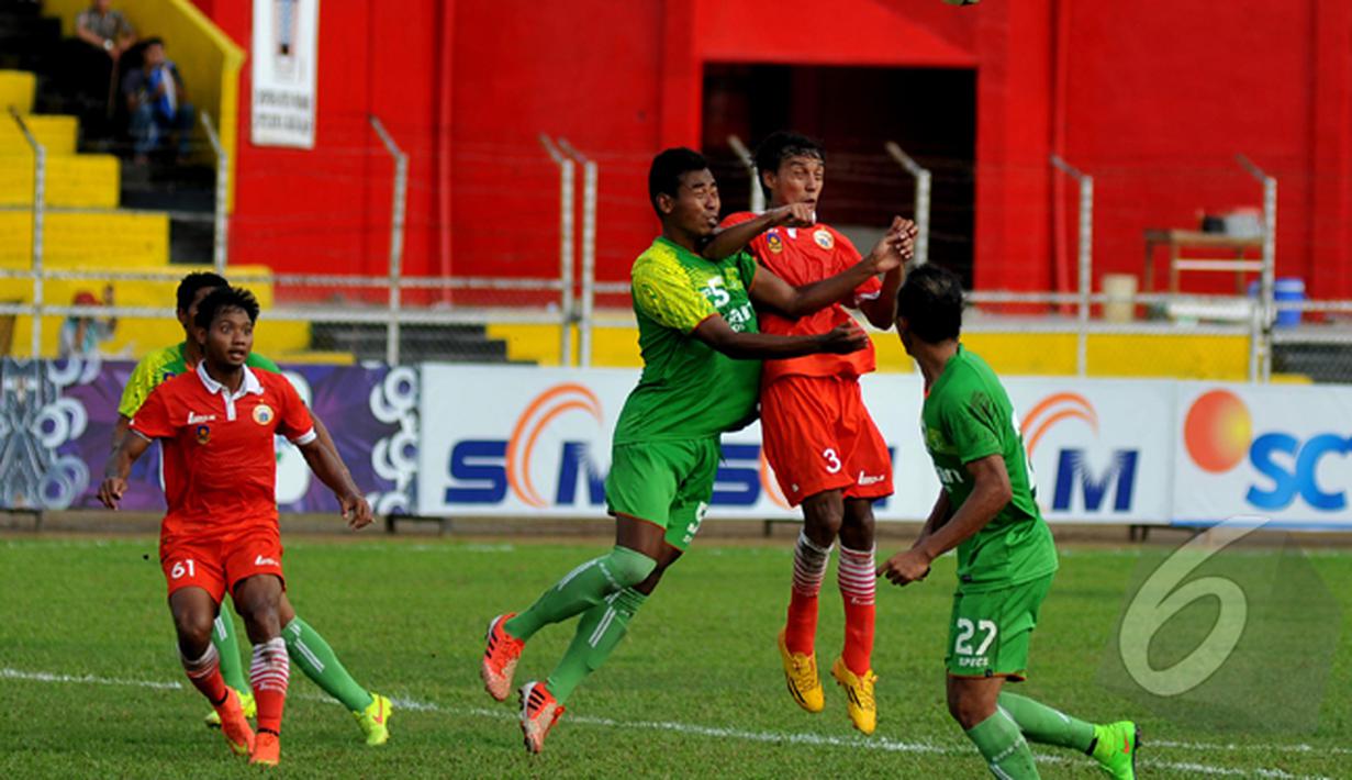 Duel udara terjadi di laga SCM Cup antara  Persija Jakarta kontra Persebaya Surabaya yang berakhir imbang 1-1 di Stadion H Agus Salim, Padang, Senin (19/1/2015). (Liputan6.com/Johan Tallo)