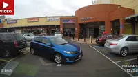 Payah Nih Orang Parkir Mobilnya