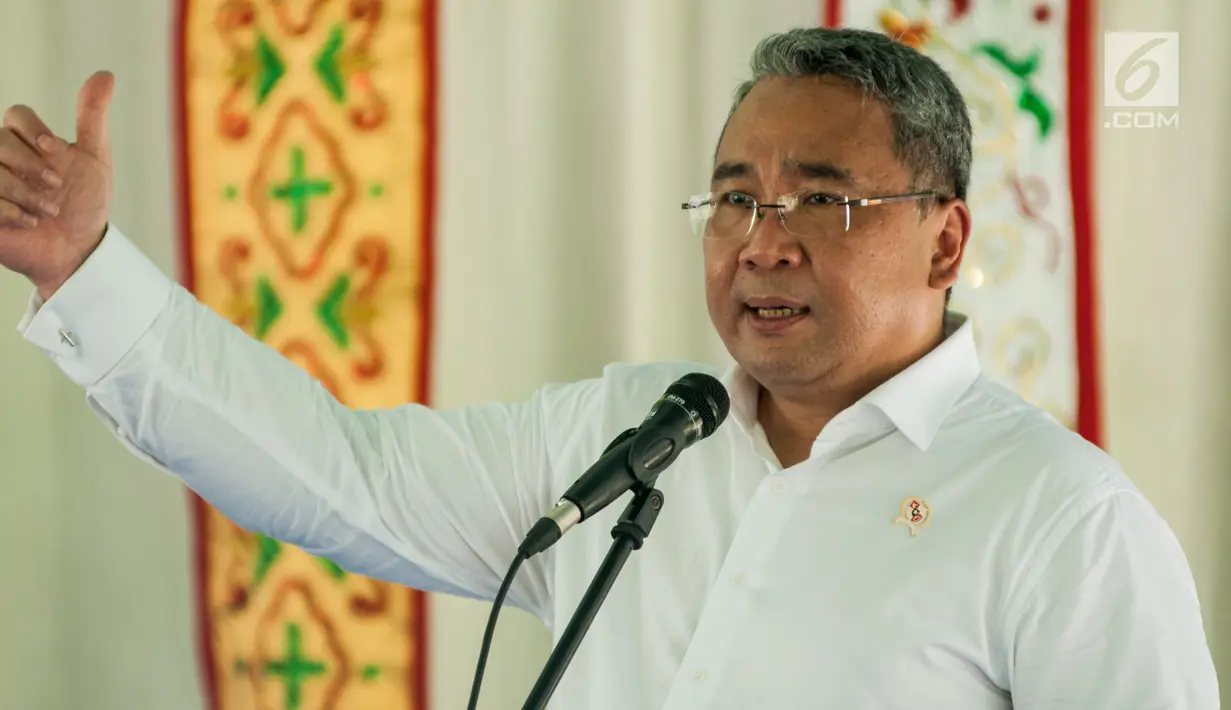 Menteri Desa PDTT, Eko Putro Sandjojo memberikan sambutan saat kunjungan kerja ke proyek padat karya tunai dan Badan Usaha Milik Desa (Bumdes) di Desa Bilalang, Kota Kotamobagu, Sulawesi Utara, Kamis (12/4). (Liputan6.com/Pool)
