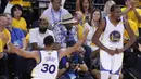 Pemain Golden State Warriors, Kevin Durant, melakukan selebrasi saat pertandingan melawan Cleveland Cavaliers dalam Final NBA gim kedua di Oracle Arena, Oakland, California, AS, (04/06/2017). (EPA/Monica Davey)