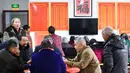 Orang-orang menikmati kegiatan rekreasional di sebuah kantin untuk warga lanjut usia (lansia) di Desa Yingshan, Kota Quanzhou, Provinsi Fujian, China pada 17 Desember 2020. Kantin lansia dikelola menggunakan donasi lokal, dengan para warga lokal yang menjadi sukarelawan. (Xinhua/Wei Peiquan)