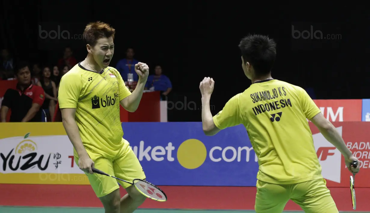 Ganda putra Indonesia, Kevin Sanjaya/Marcus Gideon, saat melawan wakil China, Li Junhui/Liu Yuchen pada laga Indonesia Masters 2018 di Istora Senayan, Minggu (28/1/2018). Kevin /Marcus menang 11-21, 21-10, dan 21-16. (Bola.com/M Iqbal Ichsan)