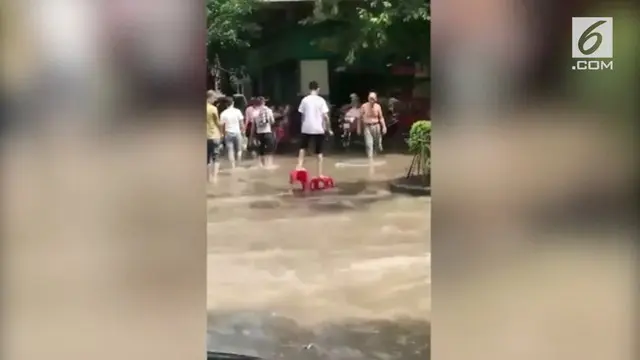 VIDEO: Pria Seberangi Banjir Pakai Kursi Plastik