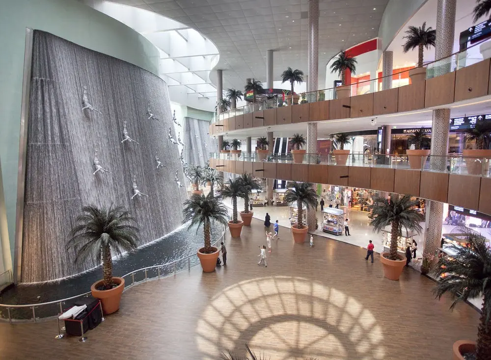 Mall Dubai menawarkan berbagai atraksi wisata buatan menarik yang dikunjungi banyak wisatawan mancanegara tiap tahun.