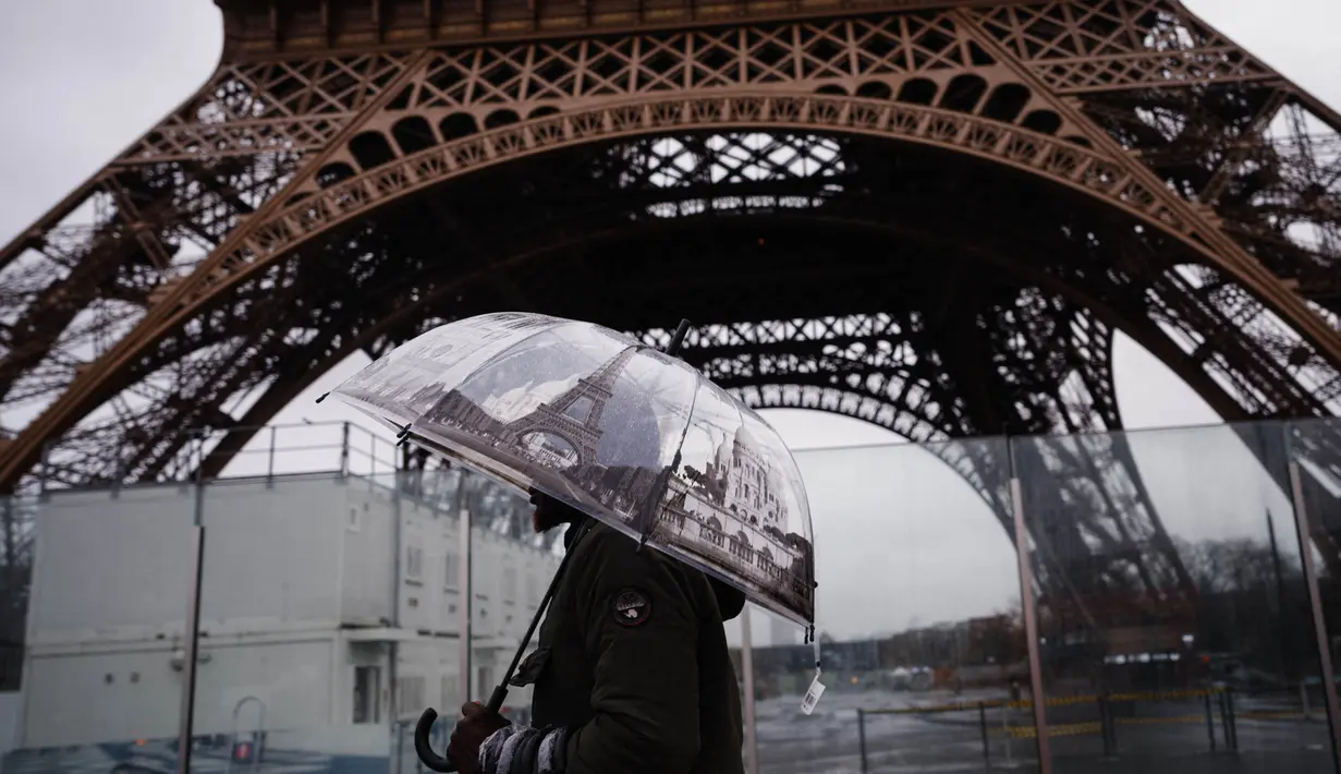 Menara Eiffel ditutup sejak pada Senin (19/2/2024) setelah para stafnya melancarkan aksi mogok kerja. (Dimitar DILKOFF/AFP)