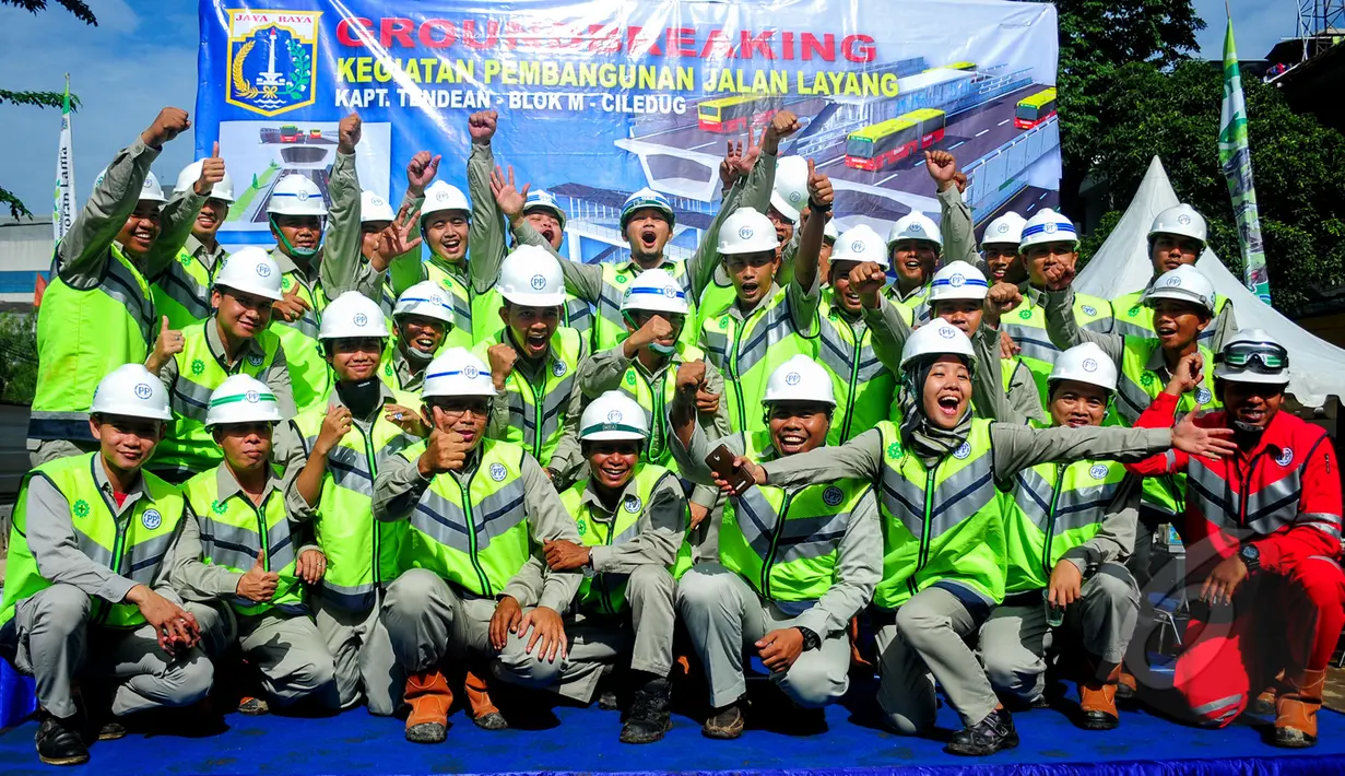 Jajaran Staf pembangunan jalan layang berpose bersama saat peresmian pembangunan jalan layang Kapten Tendean-Blok M-Ciledug, Jakarta, Selasa (10/3/2015). Pembangunan jalan layang tersebut akan rampung pada tahun 2016 mendatang. (Liputan6.com/Yoppy Renato)
