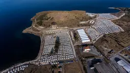 Kamp tenda sementara terlihat dari atas di Lesbos, Yunani, Kamis (17/9/2020). Lebih dari 5.000 pencari suaka kehilangan tempat tinggal sepekan setelah kebakaran menghanguskan kamp migran terbesar di Yunani, Kamp Moria, telah ditempatkan di fasilitas baru. (AP Photo/Panagiotis Balaskas)