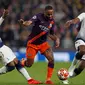 Pemain Tottenham Hotspur Danny Rose dan Victor Wanyama berebut bola dengan gelandang Manchester City Raheem Sterling dalam leg pertama perempat final Liga Champions 2018-2019, di Tottenham Hotspur, Rabu (10/4).  Tottenham Hotspur menang dengan skor tipis 1-0. (Adrian DENNIS / AFP)