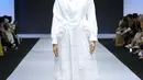 Dini Aminarti terlihat begitu anggun dengan busana putih yang dipakainya lengkap dengan hijab yang menambah kecantiaknnya. Dini tampil luar biasa memukau pada acara Muslim Fashion Festival 2019. (KapanLagi/Daniel Kampua)