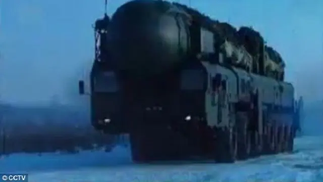 Misil Dongfeng-41 (DF-41) milik China sedang diangkut menggunakan truk militer khusus peluncur rudal (sumber: China Central Television)