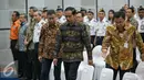 Presiden Joko Widodo bersama Menteri Perhubungan Ignasius Jonan Tiba untuk menyaksikan penandatanganan 12 Kontrak Kegiatan Strategis Kemenhub 2016, Jakarta, Senin (18/1). (Liputan6.com/Faizal Fanani)