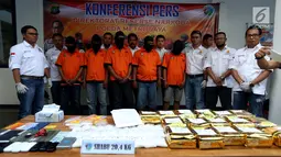 Direktorat Reserse Narkoba Polda Metro Jaya menggelar jumpa pers pengungkapan kasus peredaran 20 Kg sabu, Jakarta, Minggu (8/10). Lima pelaku kelompok jaringan narkoba Internasional itu ditangkap di Pangandaran, Jawa Barat. (Liputan6.com/Johan Tallo)